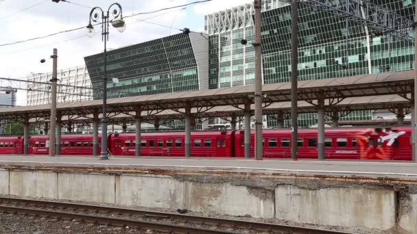 MOSCA, RUSSA - 14 maggio 2015: Aeroexpress treno rosso sulla stazione ferroviaria di Kiyevskaya (terminal ferroviario Kiyevsky, Kievskiy vokzal) -- è una delle nove principali stazioni ferroviarie di Mosca, Russia — Video Stock