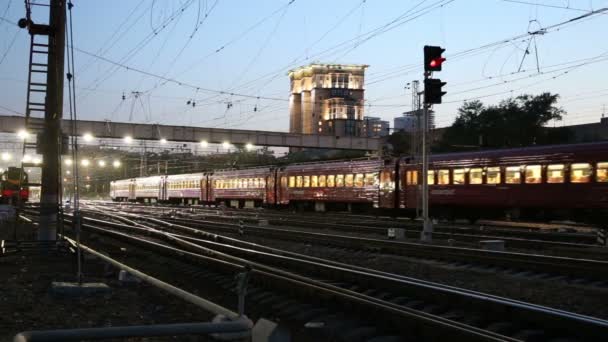 Comboio em Kiyevskaya estação ferroviária (Kiyevsky terminal ferroviário, Kievskiy vokzal) à noite é uma das nove principais estações ferroviárias de Moscou, Rússia — Vídeo de Stock