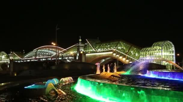 Vierkant van Europa, Animated fontein en brug Bogdan Khmelnitsky ontstoken bij nacht, Moskou, Rusland — Stockvideo