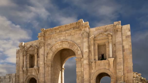 ゲラサ （ジェラシュ)--に hadrian のアーチはヨルダン ジェラシュ 129 広告ハドリアヌス帝の訪問を称えるために建てられました。 — ストック動画