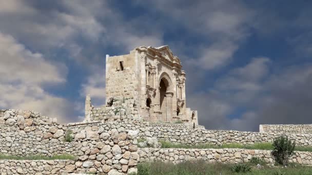 Hadrianuksen kaari Gerasassa (Jerash) - rakennettiin kunnioittamaan keisari Hadrianin vierailua Jerashiin 129 jKr., Jordaniassa — kuvapankkivideo