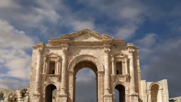 Arco di Adriano a Gerasa (Jerash) -- è stato costruito per onorare la visita dell'imperatore Adriano a Jerash nel 129 dC, Giordania — Video Stock