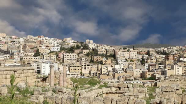 Romerska ruinerna i den jordanska staden jerash (gerasa av antiken), huvudstad och största stad guvernement jerash, Jordanien — Stockvideo