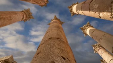 rzymskie kolumny w Jordanii miasta jerash (Gerazie starożytności), stolica i największe miasto guberni jerash, jordan