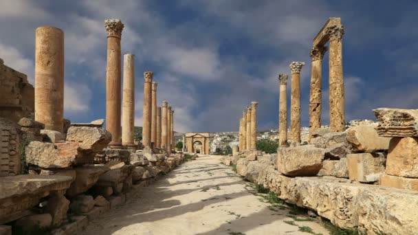 Ruinas romanas en la ciudad jordana de Jerash (Gerasa de la Antigüedad), capital y ciudad más grande de la gobernación de Jerash, Jordania — Vídeo de stock