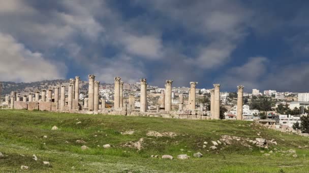 Romeinse ruïnes in de Jordaanse stad jerash (gerasa uit de oudheid), hoofdstad en grootste stad van het gouvernement jerash, jordan — Stockvideo