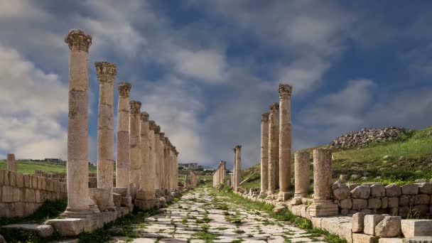 Ruinas romanas en la ciudad jordana de Jerash (Gerasa de la Antigüedad), capital y ciudad más grande de la gobernación de Jerash, Jordania — Vídeo de stock