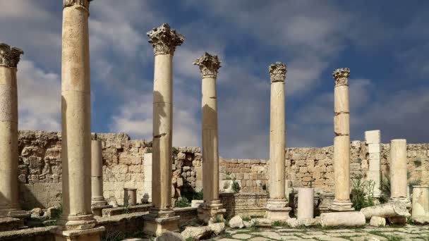 Ruinas romanas en la ciudad jordana de Jerash (Gerasa de la Antigüedad), capital y ciudad más grande de la gobernación de Jerash, Jordania — Vídeo de stock