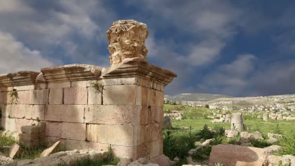 Ruinas romanas en la ciudad jordana de Jerash (Gerasa de la Antigüedad), capital y ciudad más grande de la gobernación de Jerash, Jordania — Vídeo de stock