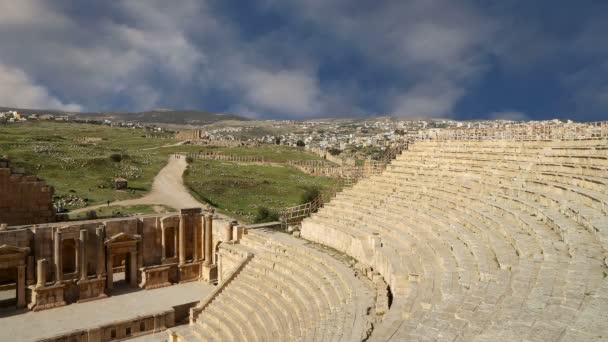 Amfiteátrum Gerasza az ókorban, a tőke és a legnagyobb város a kormányzóság jerash, Jordánia — Stock videók