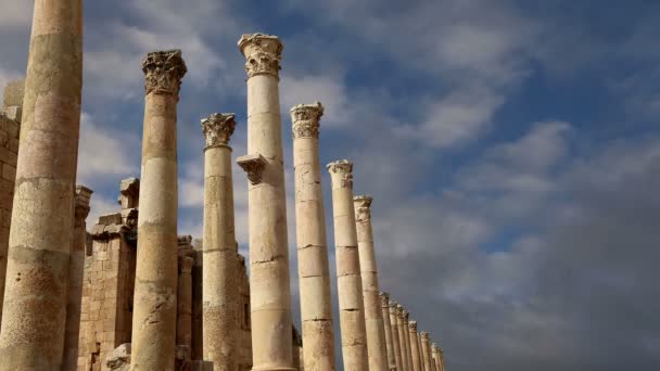 Colunas romanas na cidade jordaniana de Jerash (Gerasa da Antiguidade), capital e maior cidade de Jerash Governorate, Jordânia — Vídeo de Stock