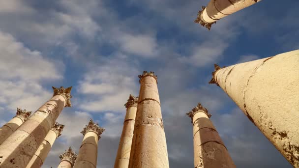 Columnas romanas en la ciudad jordana de Jerash (Gerasa de la Antigüedad), capital y ciudad más grande de la gobernación de Jerash, Jordania — Vídeo de stock