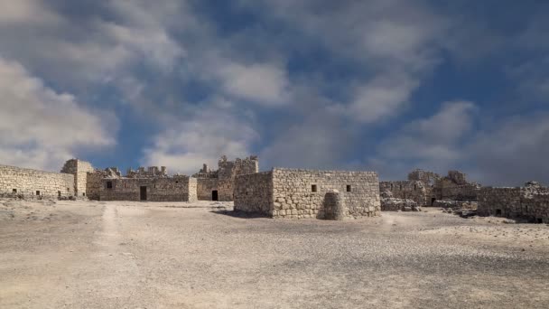 Руины замка Азрак, центрально-восточная Иордания, в 100 км к востоку от Аммана, Иордания — стоковое видео