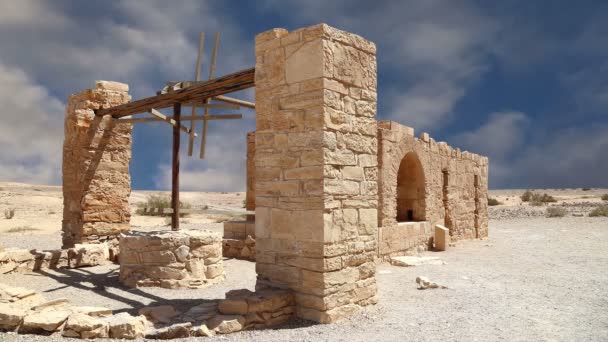 Quseir (Qasr) Castillo del desierto de Amra cerca de Ammán, Jordania . — Vídeo de stock