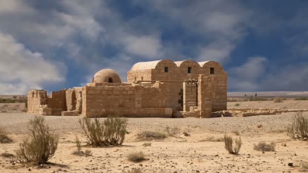 Quseir (Qasr) Castillo del desierto de Amra cerca de Ammán, Jordania . — Vídeo de stock