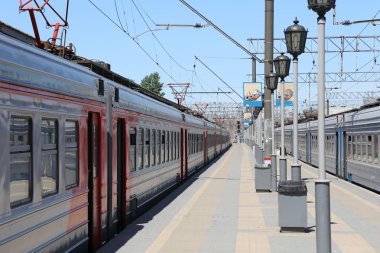 Tren Moskova yolcu platformunda (Yaroslavsky tren istasyonu), Rusya - Moskova Komsomolskaya Meydanı'nda yer alan, dokuz ana tren istasyonları biridir.