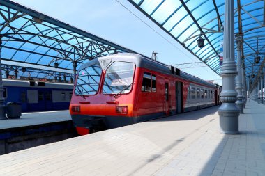 Tren Moskova yolcu platformunda (Yaroslavsky tren istasyonu), Rusya - Moskova Komsomolskaya Meydanı'nda yer alan, dokuz ana tren istasyonları biridir.