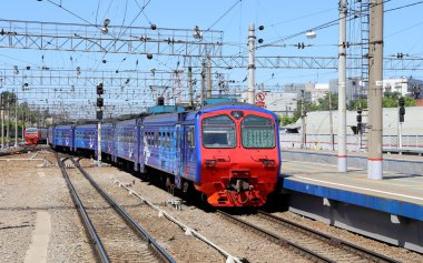 Tren Moskova yolcu platformunda (Yaroslavsky tren istasyonu), Rusya - Moskova Komsomolskaya Meydanı'nda yer alan, dokuz ana tren istasyonları biridir.