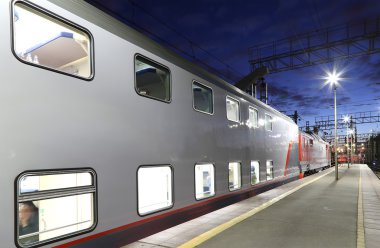 Leningrad tren istasyonunda gece tren--Moskova, Rusya'nın dokuz ana tren istasyonları biridir.