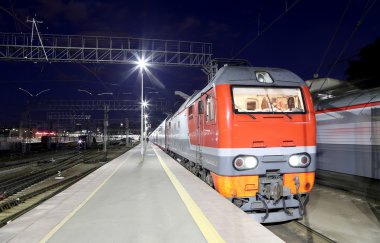 Leningrad tren istasyonunda gece tren--Moskova, Rusya'nın dokuz ana tren istasyonları biridir.