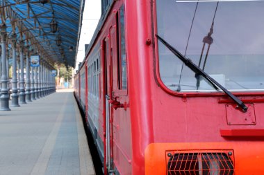 Tren Moskova yolcu platformunda (Yaroslavsky tren istasyonu), Rusya - Moskova Komsomolskaya Meydanı'nda yer alan, dokuz ana tren istasyonları biridir.