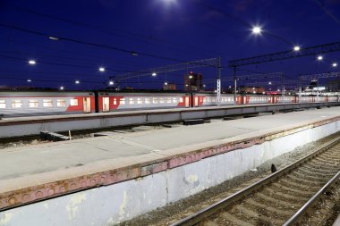 Leningrad tren istasyonunda gece tren--Moskova, Rusya'nın dokuz ana tren istasyonları biridir.