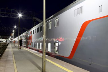 Leningrad tren istasyonunda gece tren--Moskova, Rusya'nın dokuz ana tren istasyonları biridir.