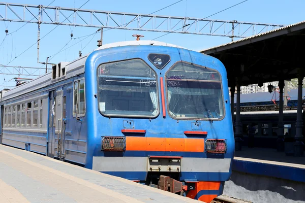 Tren en la plataforma de pasajeros de Moscú (estación de tren de Yaroslavsky), Rusia- es una de las nueve principales estaciones de tren en Moscú, situado en la plaza Komsomolskaya . —  Fotos de Stock