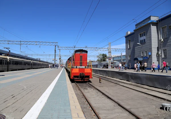 Treno sulla piattaforma passeggeri di Mosca (stazione ferroviaria Yaroslavsky), Russia- è una delle nove stazioni ferroviarie principali di Mosca, situata in Piazza Komsomolskaya . — Foto Stock