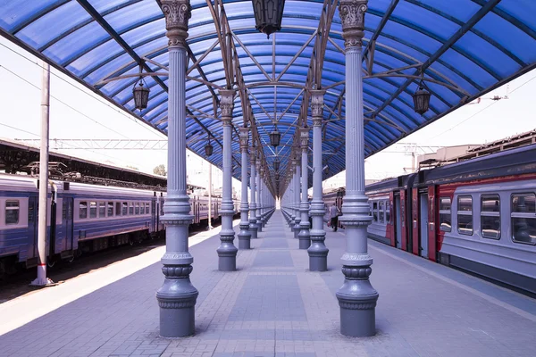 Train on Moscow passenger platform (Yaroslavsky railway station), Russia-- is one of nine main railway stations in Moscow, situated on Komsomolskaya Square. — Stock Photo, Image
