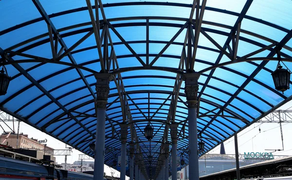 Yaroslavsky estación de tren, Moscú, Rusia- es una de las nueve principales estaciones de tren en Moscú, situado en la plaza Komsomolskaya. Tiene el mayor rendimiento de pasajeros de las nueve estaciones de Moscú — Foto de Stock