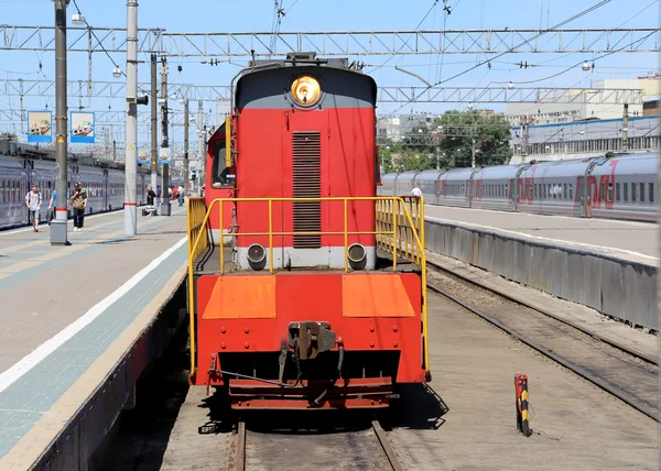 MOSCOW, RUSSIA - JUNE, 01 2015.Train on Moscow passenger platform (Yaroslavsky railway station), Russia-- is one of nine main railway stations in Moscow, situated on Komsomolskaya Square. — Stok fotoğraf