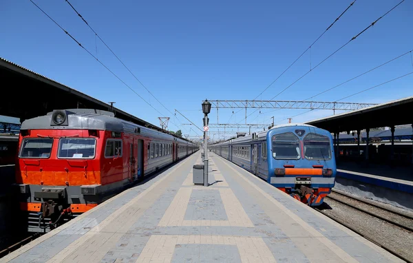 Train sur le quai des passagers de Moscou (gare Iaroslavski), Russie- est l'une des neuf principales gares de Moscou, situé sur la place Komsomolskaïa . — Photo
