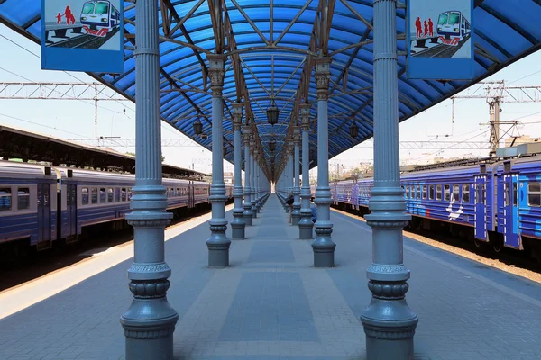 Поезд на Московской пассажирской платформе (Ярославский вокзал), Россия - одна из девяти главных железнодорожных станций Москвы, расположенных на Комсомольской площади . — стоковое фото