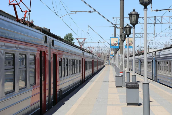 Treno sulla piattaforma passeggeri di Mosca (stazione ferroviaria Yaroslavsky), Russia- è una delle nove stazioni ferroviarie principali di Mosca, situata in Piazza Komsomolskaya . — Foto Stock