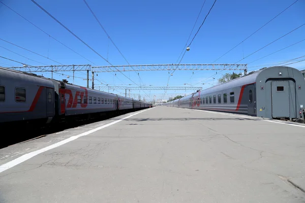 MOSCOW, RÚSSIA - JUNHO, 01 2015.Comboio na plataforma de passageiros de Moscou (estação ferroviária de Yaroslavsky), Rússia é uma das nove principais estações ferroviárias em Moscou, situado na Praça Komsomolskaya . — Fotografia de Stock