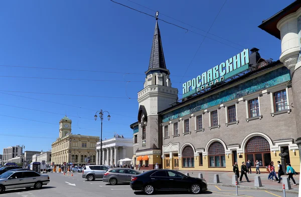 MOSCOU, RUSSIE - 01 JUIN 2015.Bâtiment de la gare Iaroslavski, Moscou, Russie- est l'une des neuf principales gares de Moscou, situé sur la place Komsomolskaïa . — Photo