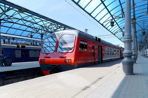Tren Moskova yolcu platformunda (Yaroslavsky tren istasyonu), Rusya - Moskova Komsomolskaya Meydanı'nda yer alan, dokuz ana tren istasyonları biridir.