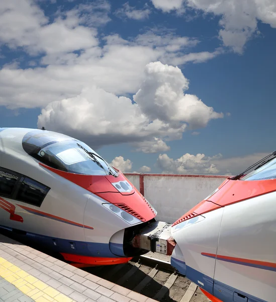 MOSCOW, RUSSIA - JUNE, 03 2015-- Aeroexpress Train Sapsan against the sky-- high-speed train acquired OAO Russian Railways for use on the Russian high-speed railways — Stockfoto