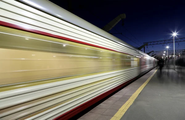 Train à grande vitesse avec flou de mouvement extérieur (contre le ciel ) — Photo