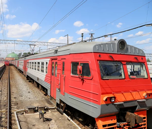O trem na estação ferroviária de Leningradsky é uma das nove estações ferroviárias principais de Moscou, Rússia — Fotografia de Stock