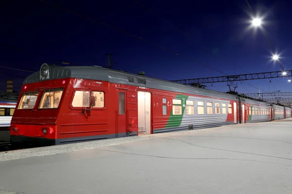 Train sur la gare de Leningrad la nuit est l'une des neuf principales gares de Moscou, Russie — Photo