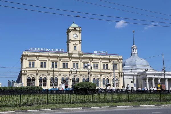 Elewacji zabytkowego budynku stacji kolejowej Leningradsky-jest jednym z dziewięciu stacje kolejowa Moskwa, Rosja — Zdjęcie stockowe