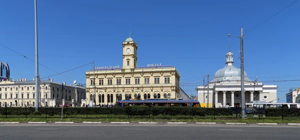 Elewacji zabytkowego budynku stacji kolejowej Leningradsky-jest jednym z dziewięciu stacje kolejowa Moskwa, Rosja — стокове фото