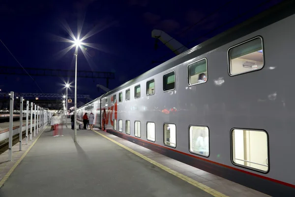 Moskau, russland - 05. juni 2015.train on leningrad railway at night -- ist einer der neun wichtigsten bahnhöfe von moskau, russland — Stockfoto