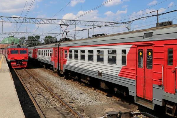 O trem na estação ferroviária de Leningradsky é uma das nove estações ferroviárias principais de Moscou, Rússia — Fotografia de Stock