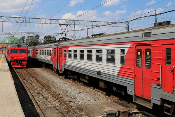 Treno sulla stazione ferroviaria Leningradski- è una delle nove principali stazioni ferroviarie di Mosca, Russia — Foto Stock