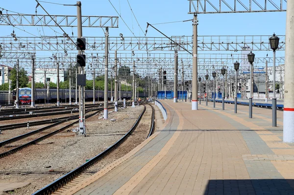 Treno sulla piattaforma passeggeri di Mosca (stazione ferroviaria Yaroslavsky), Russia- è una delle nove stazioni ferroviarie principali di Mosca, situata in Piazza Komsomolskaya . — Foto Stock