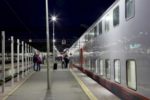 Comboio na estação ferroviária de Leningrado à noite é uma das nove principais estações ferroviárias de Moscou, Rússia — Fotografia de Stock