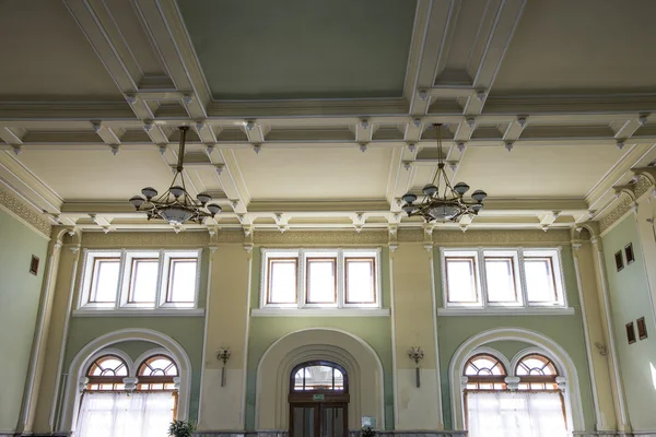 O interior da estação ferroviária de Rizhsky (Rizhsky vokzal, estação de Riga) sala de espera é uma das nove estações ferroviárias principais em Moscou, Rússia. Foi construído em 1901. — Fotografia de Stock